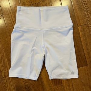 Alo Airbrush white biker shorts